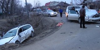 20-летний водитель под Уссурийском, врезавшись в дерево, впал в кому