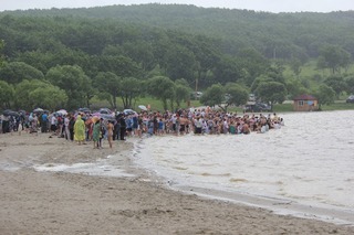 Десятки жителей Уссурийска крестили на водохранилище 25 июля