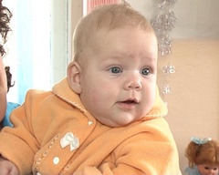 Маленькая Полина ждет будущих родителей