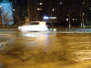 Перекресток улиц Крестьянская и Краснознаменная залило водой