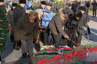 Возложением цветов и военным митингом встретили День защитника Отечества жители Уссурийска