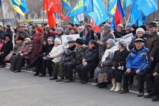Около 8 тысяч жителей Уссурийска вышли на митинг в поддержку соотечественников на Украине