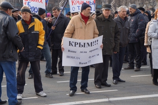 Около 8 тысяч жителей Уссурийска вышли на митинг в поддержку соотечественников на Украине