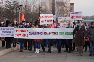 Около 8 тысяч жителей Уссурийска вышли на митинг в поддержку соотечественников на Украине