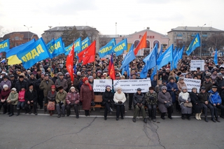 Около 8 тысяч жителей Уссурийска вышли на митинг в поддержку соотечественников на Украине