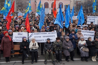 Около 8 тысяч жителей Уссурийска вышли на митинг в поддержку соотечественников на Украине