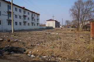 Жители двухэтажных домов в Уссурийске не хотят убирать мусор во дворах