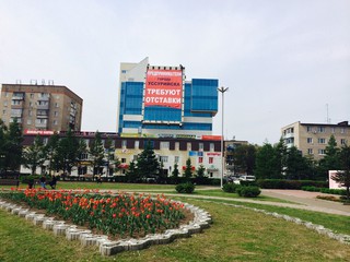 Новый баннер монтируют на фасаде Белой горы в Уссурийске