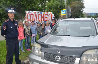 Школьники совместно с сотрудниками ГИБДД провели акцию 
