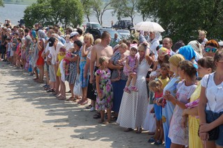 Около 350 человек массово покрестили в Уссурийске 