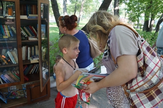 Уличный книжный шкаф появился в Уссурийске