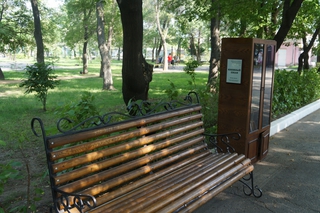 Уличный книжный шкаф появился в Уссурийске