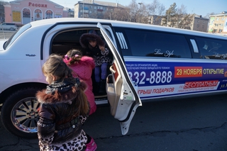 Детдомовцев Уссурийска покатали на лимузине