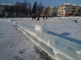  Новогоднюю ёлку установили на главной площади Уссурийска. Опрос