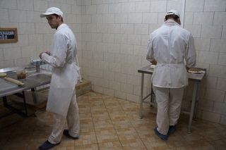 Заключенных в колонии строгого режима Уссурийска кормят пельменями и копченостями