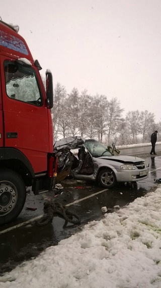 Страшная авария на трассе Уссурийск-Пограничный: седан врезался в большегруз