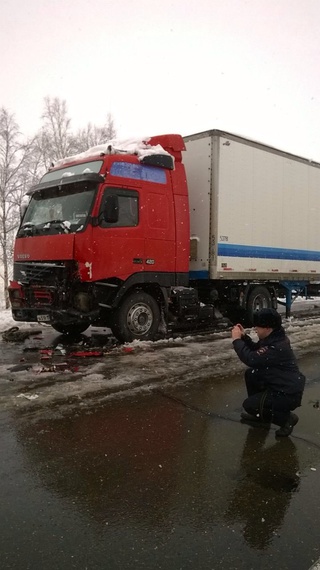 Страшная авария на трассе Уссурийск-Пограничный: седан врезался в большегруз
