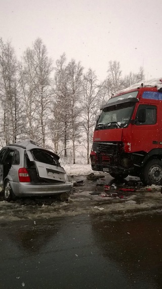 Страшная авария на трассе Уссурийск-Пограничный: седан врезался в большегруз