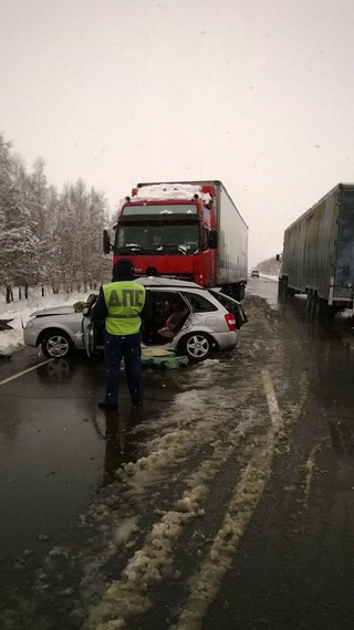 Страшная авария на трассе Уссурийск-Пограничный: седан врезался в большегруз