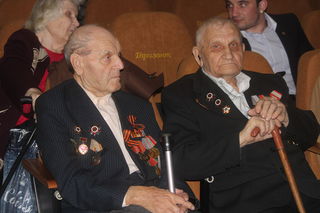 Вручение медалей в канун празднования 70-летия Победы ветеранам ВОВ продолжается в Уссурийске
