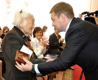 Ветеранам Великой Отечественной войны вручили юбилейные медали