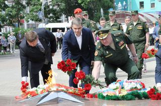 В День памяти и скорби уссурийцы пришли к Вечному огню