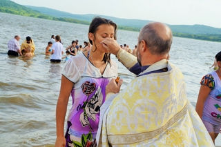Жители Уссурийска массово приняли крещение на Кугуковском водохранилище