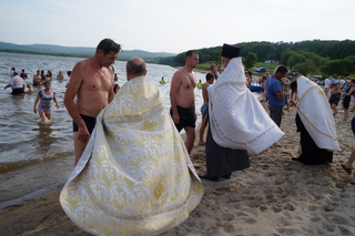 Жители Уссурийска массово приняли крещение на Кугуковском водохранилище