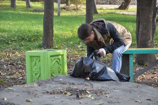 Волонтёры Уссурийска провели акцию по уборке парка «Зелёный остров»