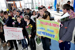 Чемпиона мира по кикбоксингу Александра Захарова в аэропорту встретила уссурийская делегация