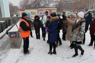 В Уссурийске юные друзья линейной полиции в День ребенка боролись с сигаретами с помощью конфет