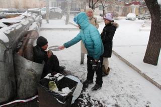 В Уссурийске юные друзья линейной полиции в День ребенка боролись с сигаретами с помощью конфет