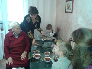 Ветеран войны из Уссурийска принимает поздравления с Днем матери