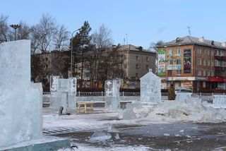 Украшение главной городской ели началось с монтажа хвоста Жар-птицы