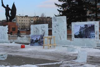 Украшение главной городской ели началось с монтажа хвоста Жар-птицы