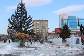 Украшение главной городской ели началось с монтажа хвоста Жар-птицы