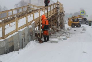 Самую высокую горку на площади Уссурийска начали демонтировать по вине хулиганов