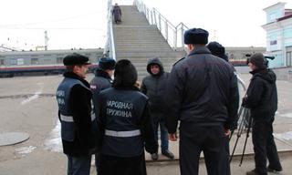 В Уссурийске транспортные полицейские и дружинники напомнили пассажирам правила поведения на вокзалах и в поездах