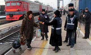 В Уссурийске транспортные полицейские и дружинники напомнили пассажирам правила поведения на вокзалах и в поездах