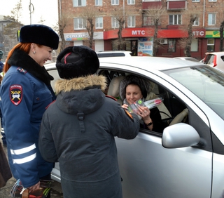 В Уссурийске полицейские и кадеты Суворовского училища поздравили женщин-водителей с 8 марта