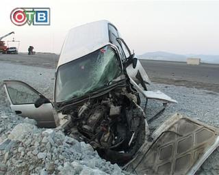 Три человека пострадали в столкновении трёх авто с бетонным блоком