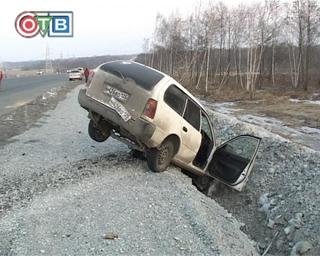 Три человека пострадали в столкновении трёх авто с бетонным блоком