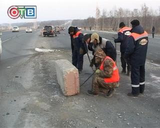 Три человека пострадали в столкновении трёх авто с бетонным блоком
