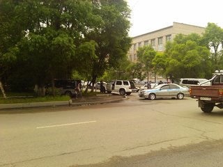 На нерегулируемом перекрестке столкнулись 2 авто