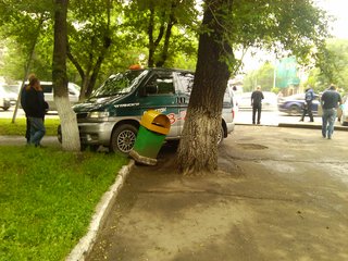 На нерегулируемом перекрестке столкнулись 2 авто
